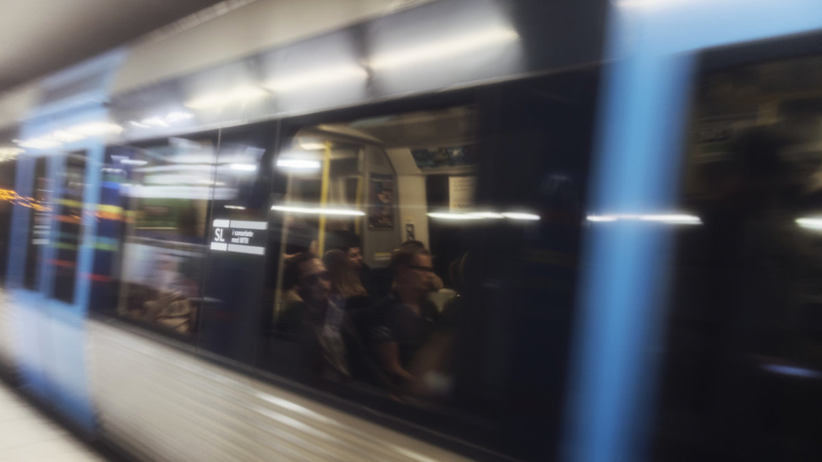 En man i 30-årsåldern klarade sig undan att bli puttad framför tåget. Arkivbild.