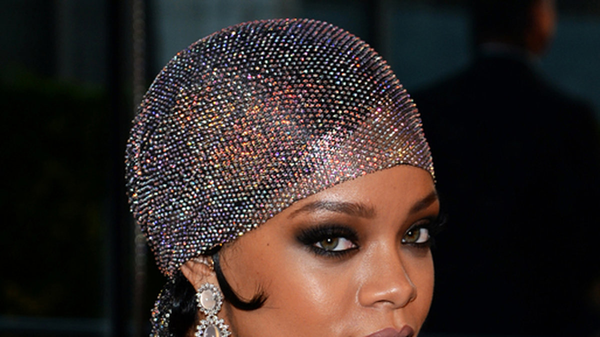 Rihanna på CFDA Fashion Awards i en cool makeup.