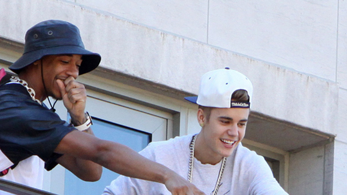 Justin och hans polare pekar och skrattar. 
