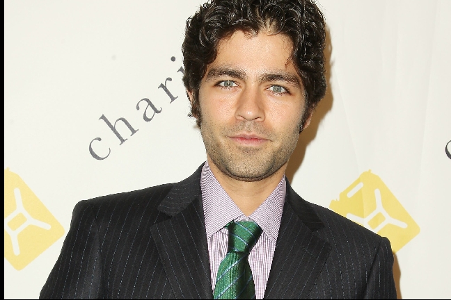 Adrian Grenier har haft ihop det med Paris. Adrian Grenier har haft ihop det med Paris.