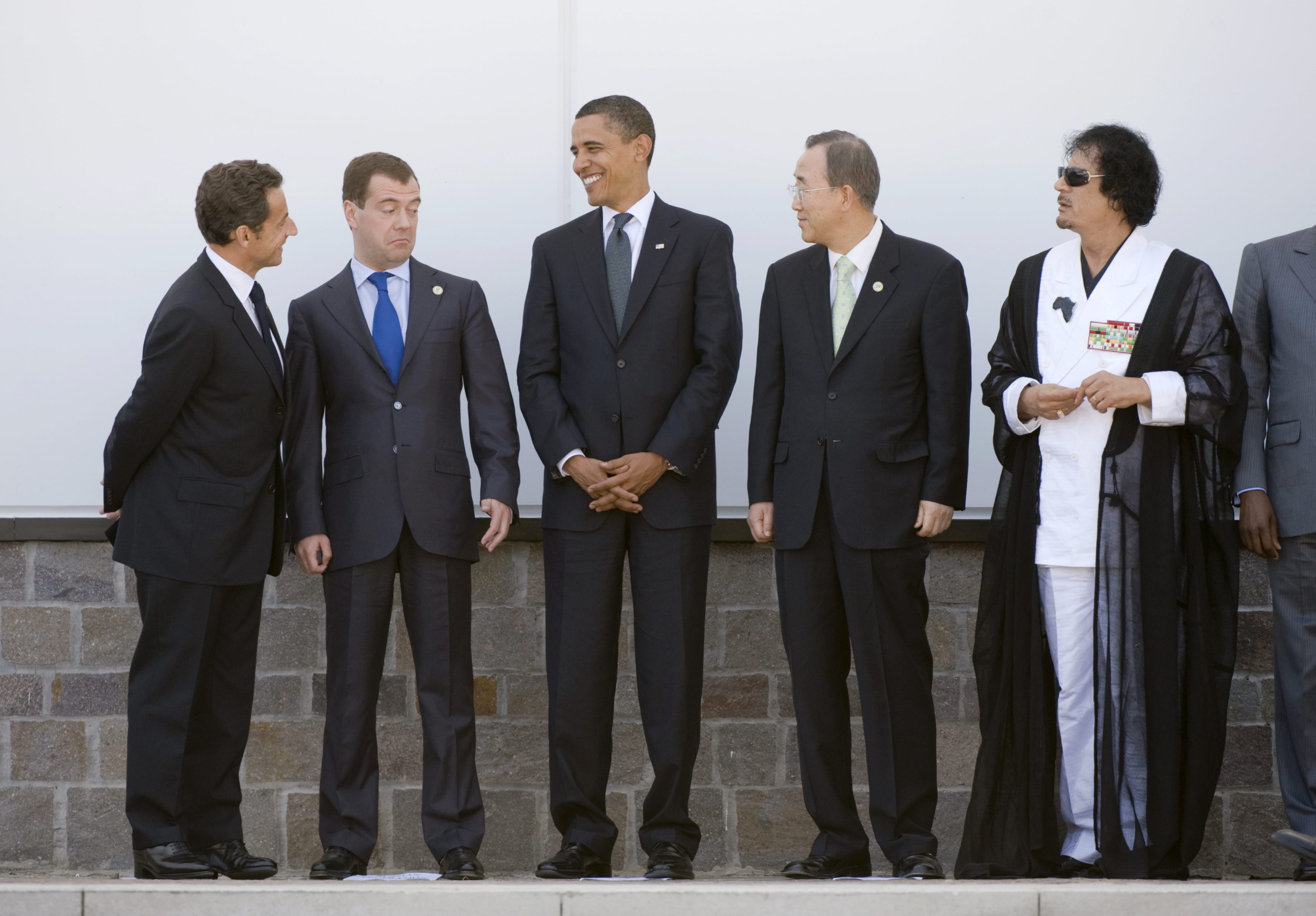 Khaddafi tillsammans med en rad mäktiga kompisar under G8-mötet i L'Aquila 2009.