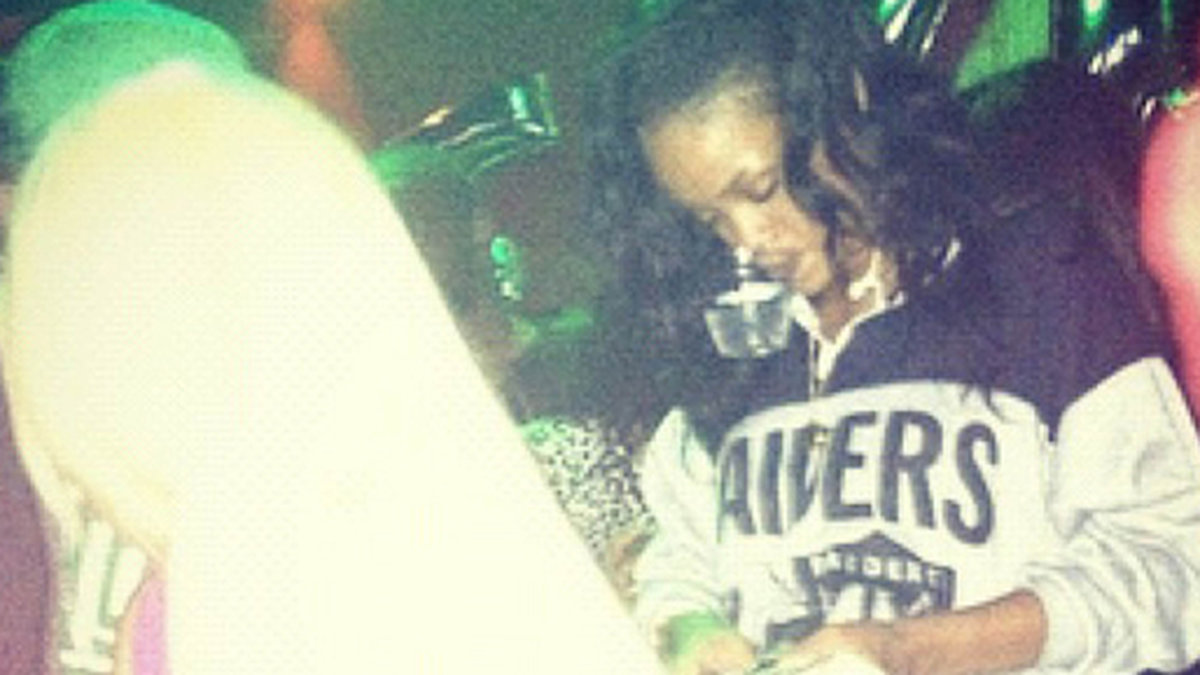 Rihanna räknar upp sedlarna för en lapdance. 