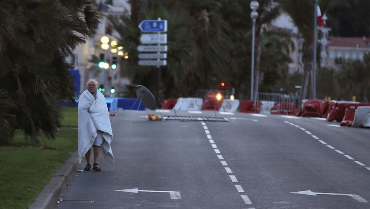 En ensam man vandrar på gatorna efter attacken. 
