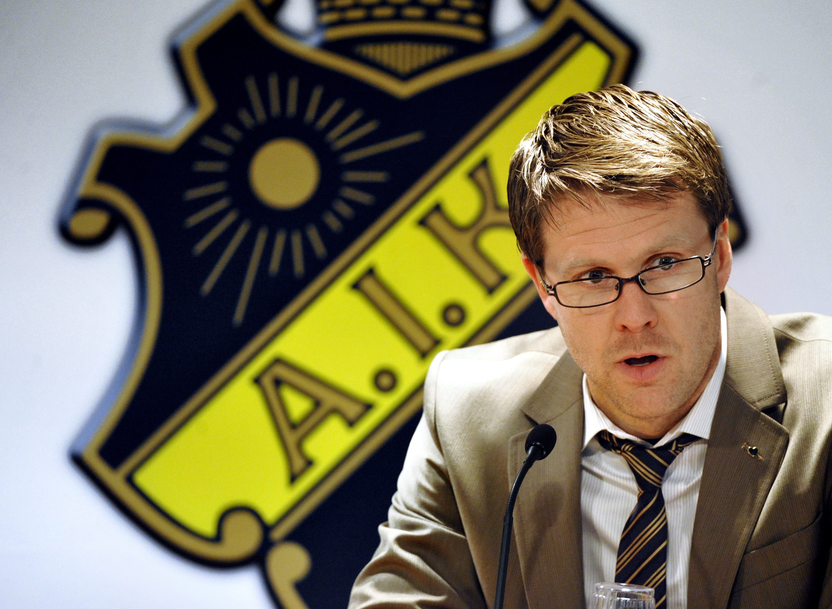 Rikard Norling ska leda Malmö FF mot laget där fansens kärlek ännu inte svalat.