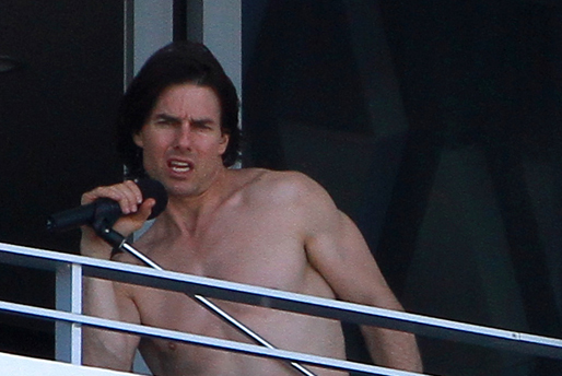 Tom Cruise är snudd på besatt av sin egen muskulösa kropp.