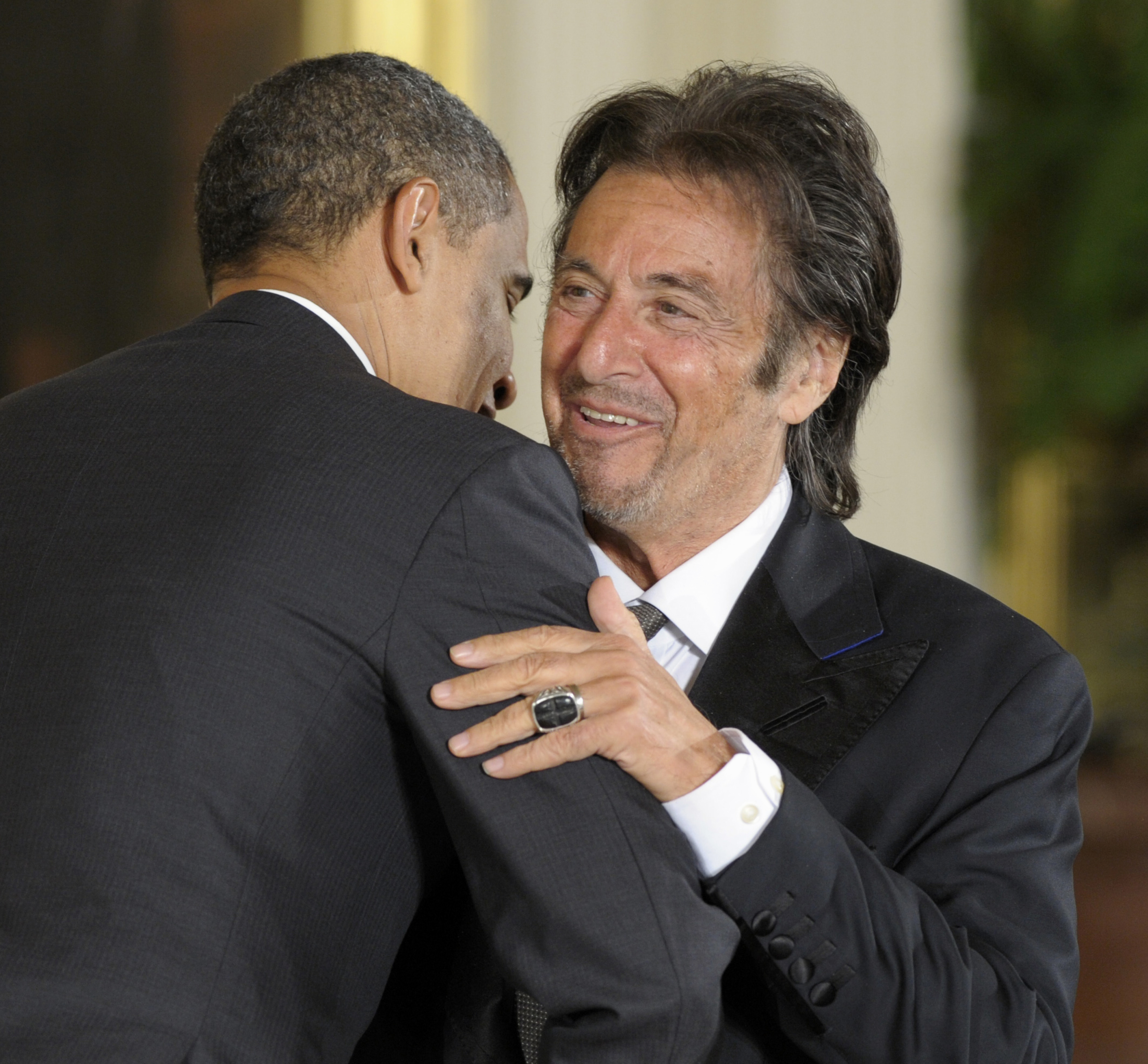 Al Pacino får en kram. Al Pacino får en kram.