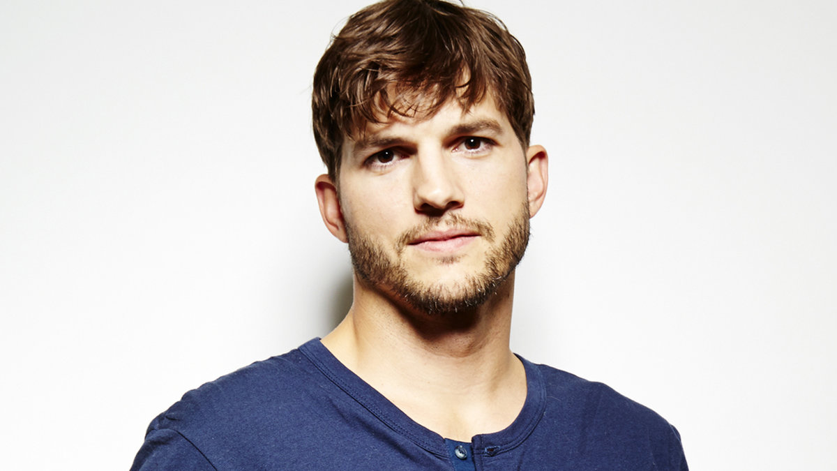 I mars 2014 ryktades det att tjejtjusaren Ashton Kutcher hade gått med i Tinder. 