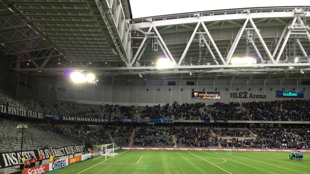 "13 derbyn utan vinst från er, ger 13 tysta minuter från oss – Hjärtlösa insatser är ovärdigt Djurgårdens IF" står det på banderollerna. 