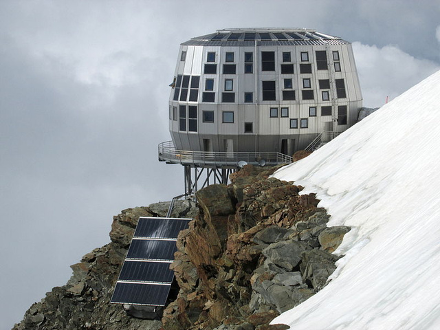 För superskurken som föredrar bergstoppar finns Refuge du Goûter på Mont Blanc. Nu styrs den av en fransk alpinklubb – från början var byggnaden tänkt som ett hus där bergsklättrare och andra skulle kunna värma sig och vila. För superskurken som föredrar bergstoppar finns Refuge du Goûter på Mont Blanc. Nu styrs den av en fransk alpinklubb – från början var byggnaden tänkt som ett hus där bergsklättrare och andra skulle kunna värma sig och vila.
