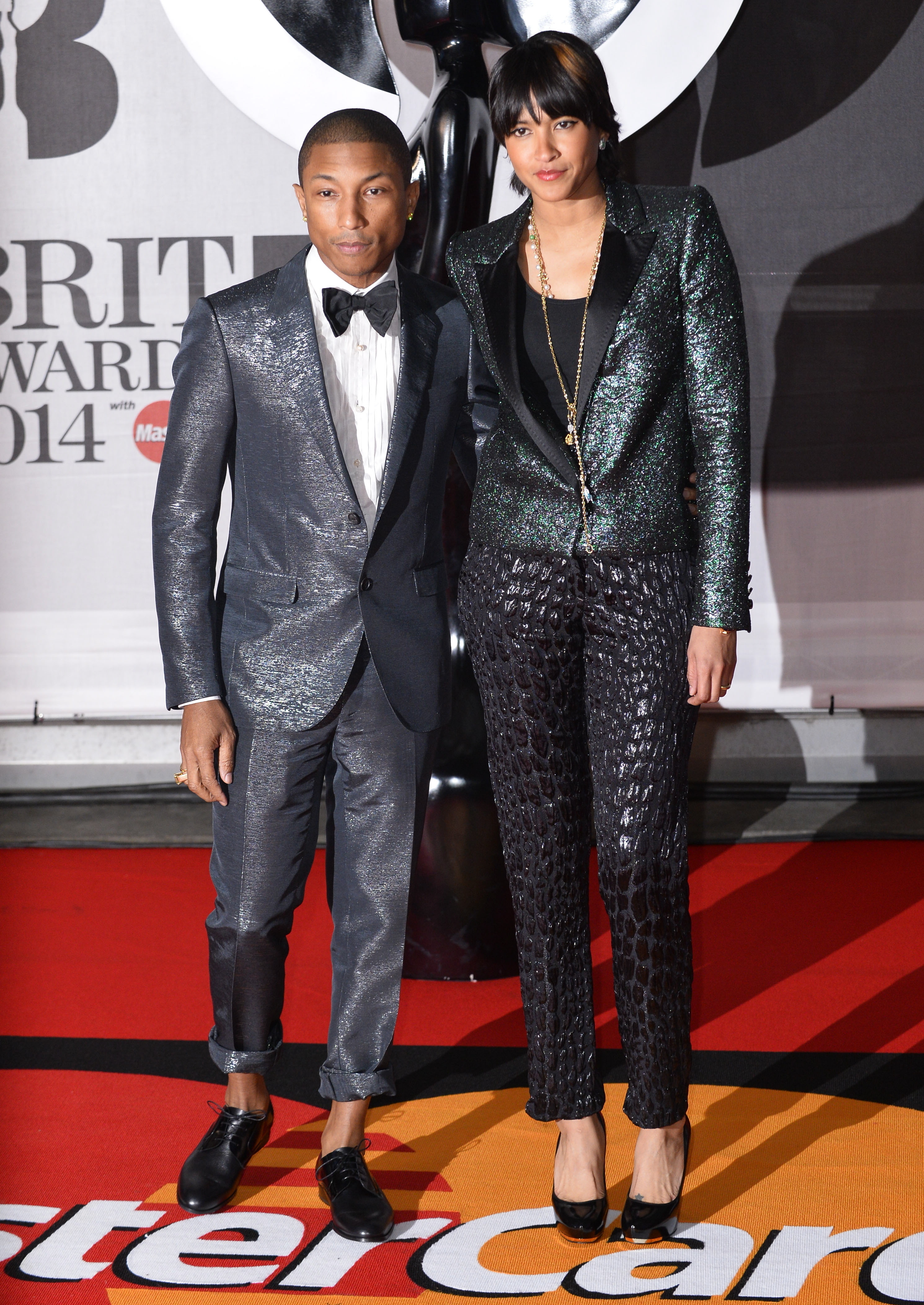 Pharrell med sin fru Helen Lasichanh vid sin sida. Pharrell med sin fru Helen Lasichanh vid sin sida.