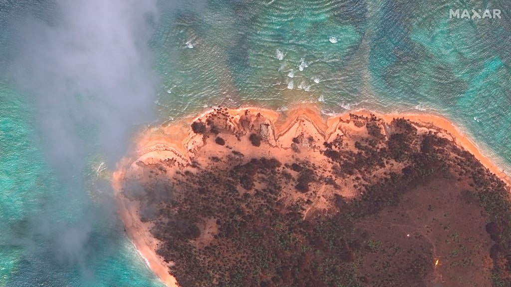 En satellitbild på ön Mango i ögruppen Tonga från den 20 januari visar förödelsen efter vulkanutbrottet.