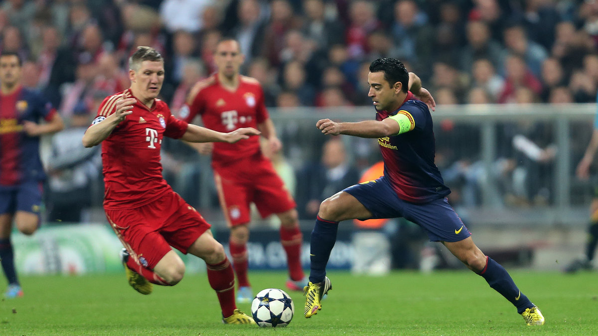  Bastian Schweinsteiger (Bayern) mot Xavi (Barcelona).