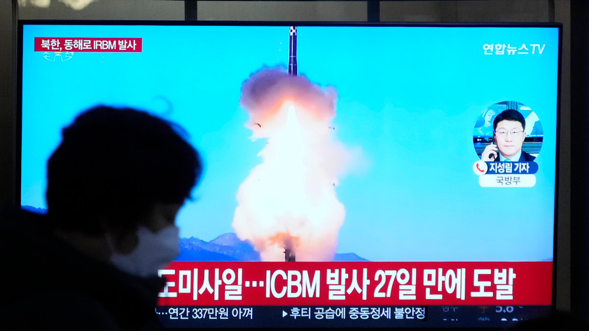 Nordkorea uppges ha avfyrat flera robotar, enligt Sydkoreas militär. På fotot syns en tidigare avfyrning på en tv-skärm i Sydkoreas huvudstad Seoul. Arkivbild.