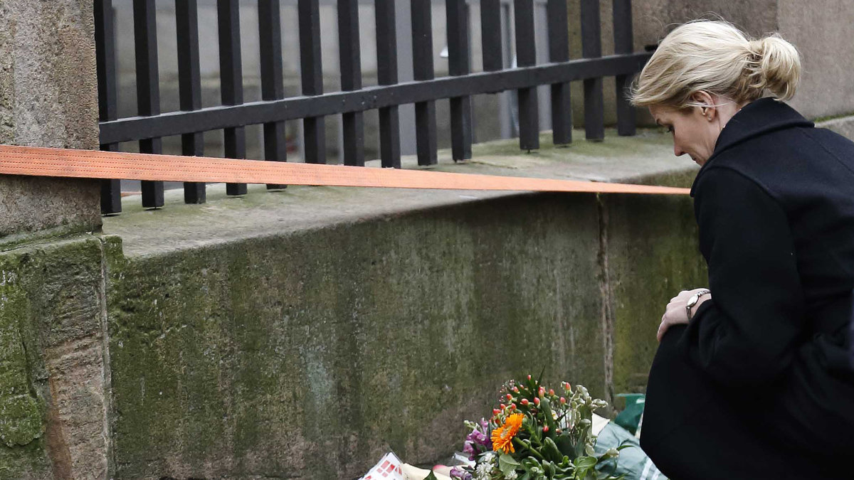 Danmarks statsminister Helle Thorning-Schmidt hedrar terroroffren.