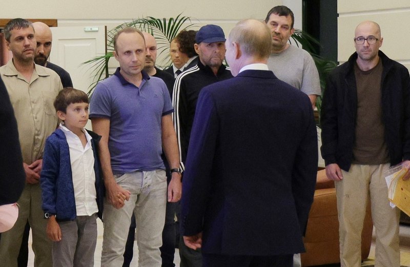 Artiom Dultsev och sonen Daniel lyssnar på Vladimir Putin vid ankomst till Moskva. Mannen i keps var del av samma fångväxling: Vadim Krasikov, dömd lönnmördare som sköt ihjäl en tjetjensk man i en park i Berlin härom året.