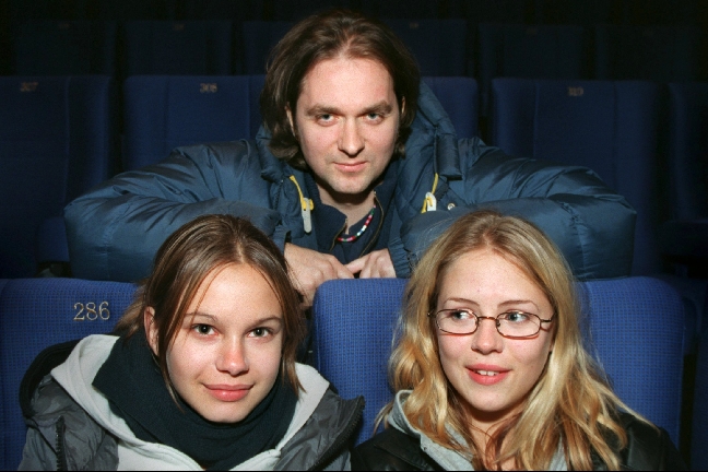 "Fucking Åmål"-regissören Lukas Moodyson tillsammans med huvudrollsinnehavarna när det begav sig 1998.