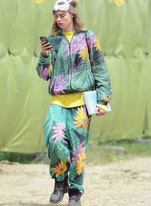 Cara Delevingnes outfit som hon körde under Glastonburyfestivalen lämnar en del att önska... Cara Delevingnes outfit som hon körde under Glastonburyfestivalen lämnar en del att önska...