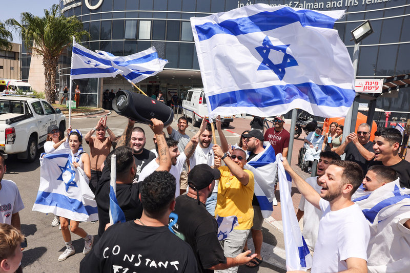 Israeler firar efter beskedet att fyra gisslan räddats.