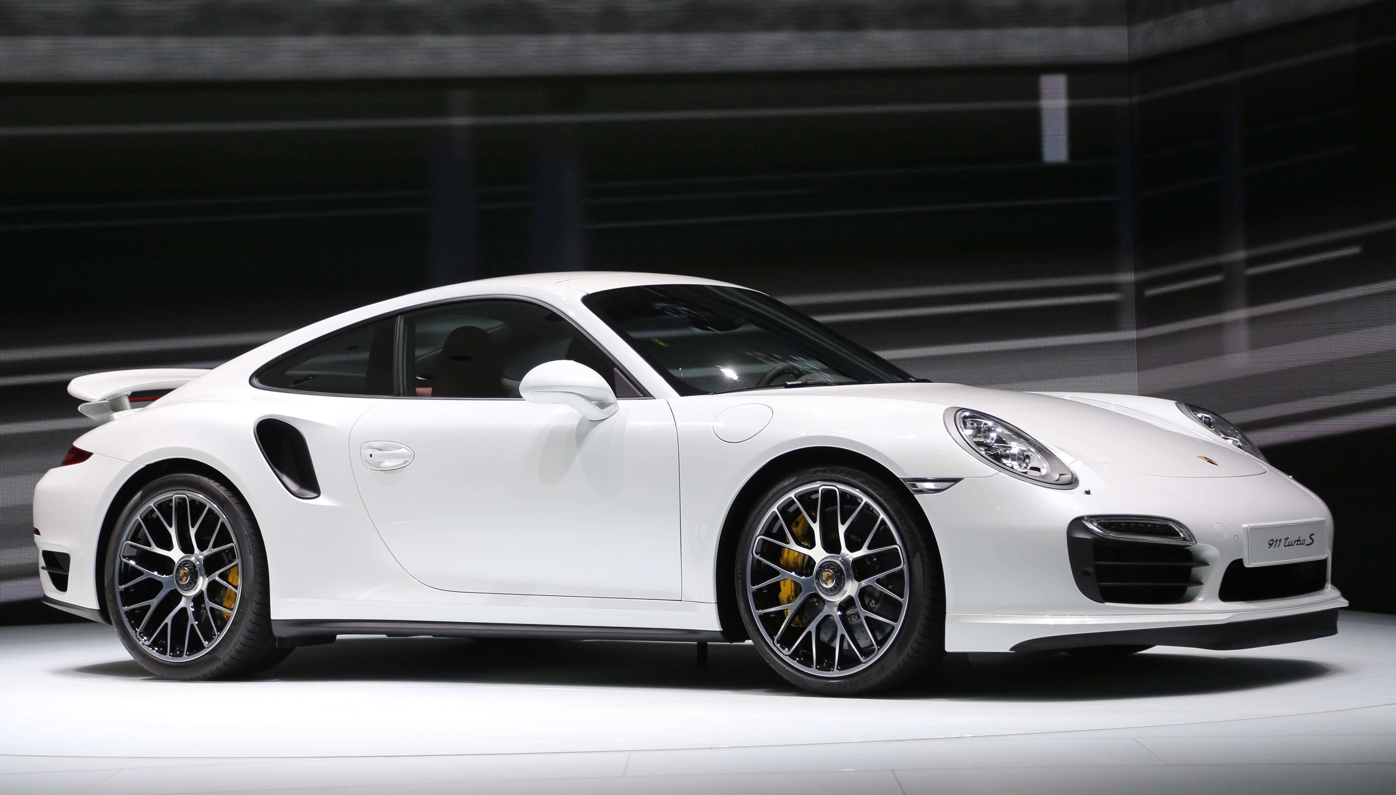16. Porsche 911 Turbo S. Topphastighet: 318 km/h, 0-100 på 3,1 sekunder. 16. Porsche 911 Turbo S. Topphastighet: 318 km/h, 0-100 på 3,1 sekunder.