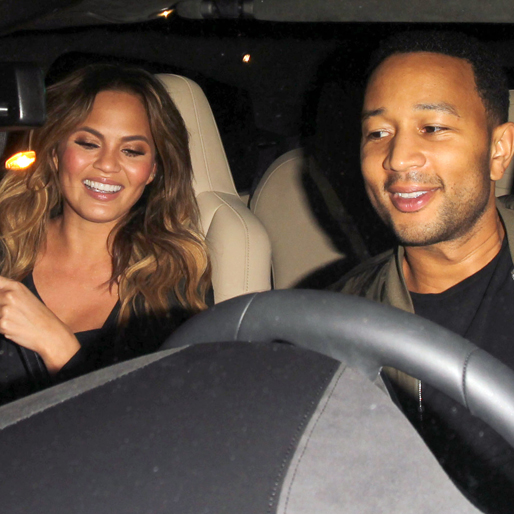 Chrissy Teigen och John Legend fnissar i bilen efter en middag i Hollywood. Chrissy Teigen och John Legend fnissar i bilen efter en middag i Hollywood.