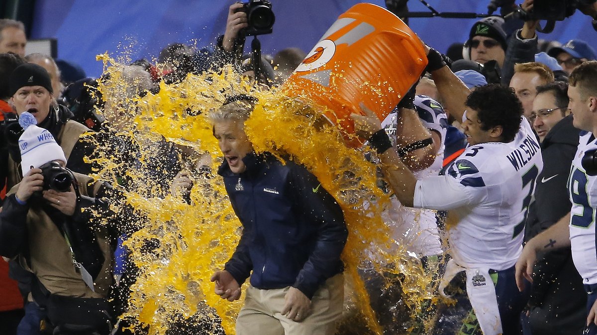 Segern i Super Bowl firades traditionsenligt med att hälla Gatorade över tränaren.