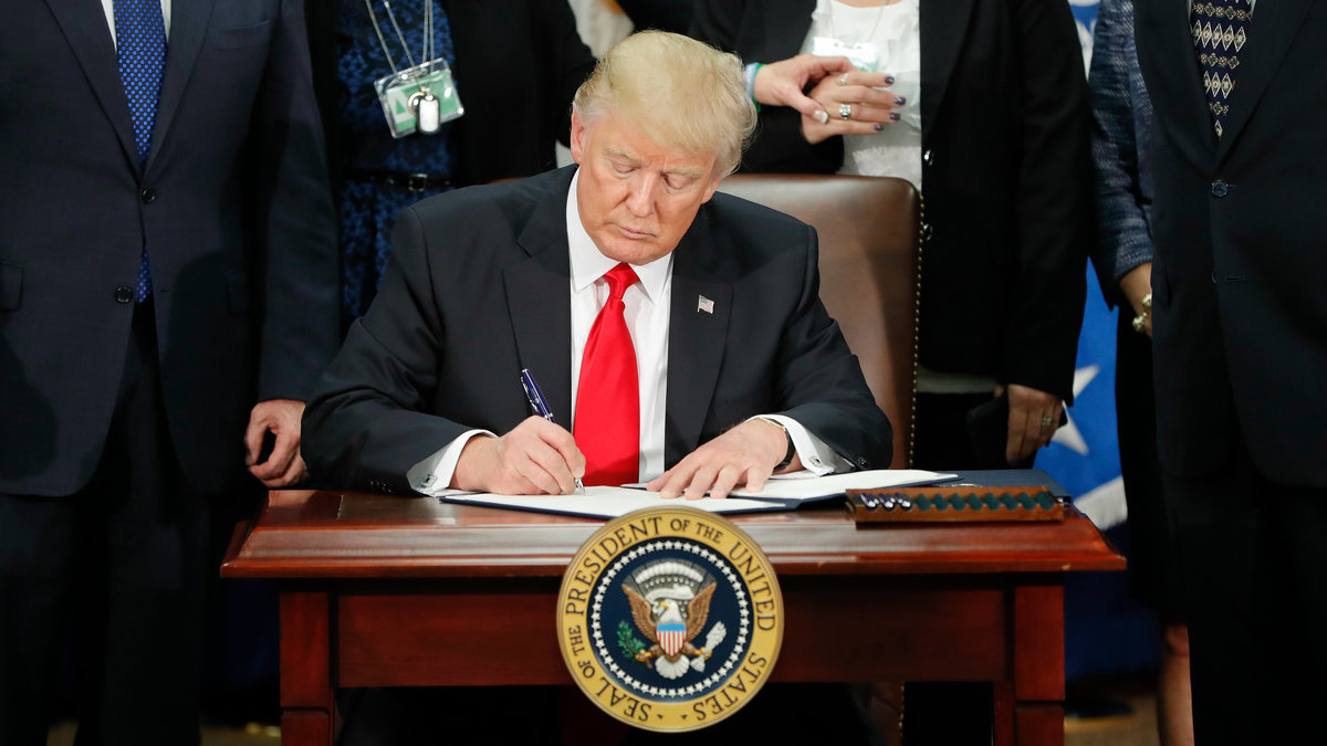 Donald Trump skrev under onsdagen på order om att bygga muren mot Mexiko.