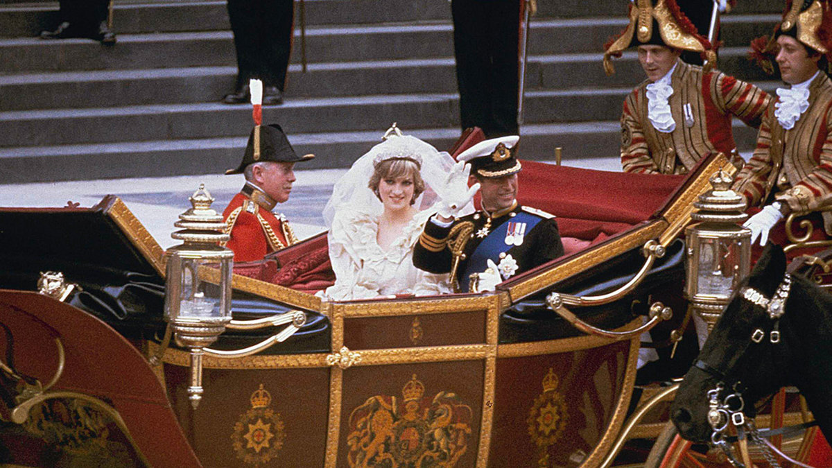 Den 29 juli 1981 gifte sig Diana och prins Charles. Bröllopet kostade 54 miljoner kronor. 