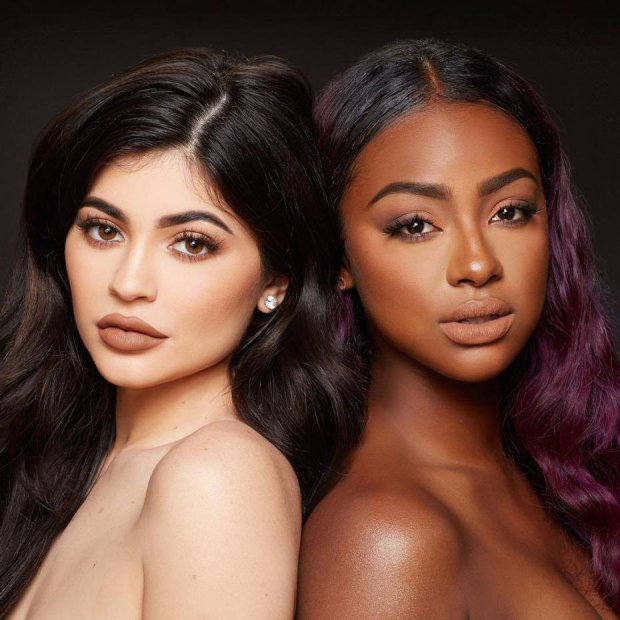 Kylie och Justine modellar för Kylies sminkmärke. Kylie och Justine modellar för Kylies sminkmärke.