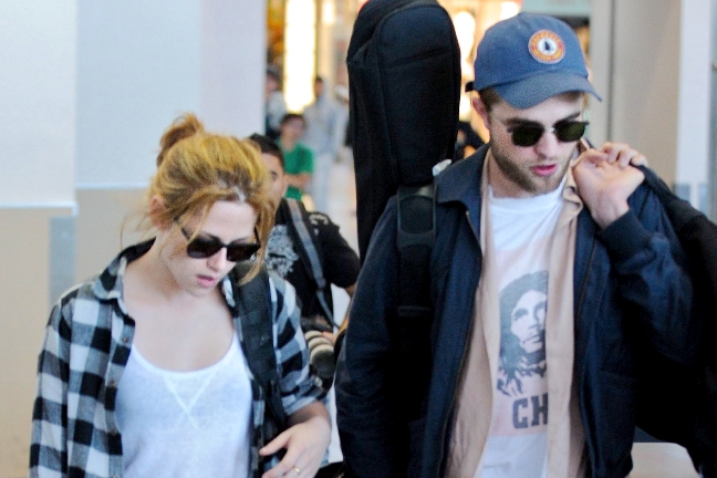 Kristen Stewart och Robert Pattinson fångades på bild när de reste tillbaka till Los Angeles från Kanada.
