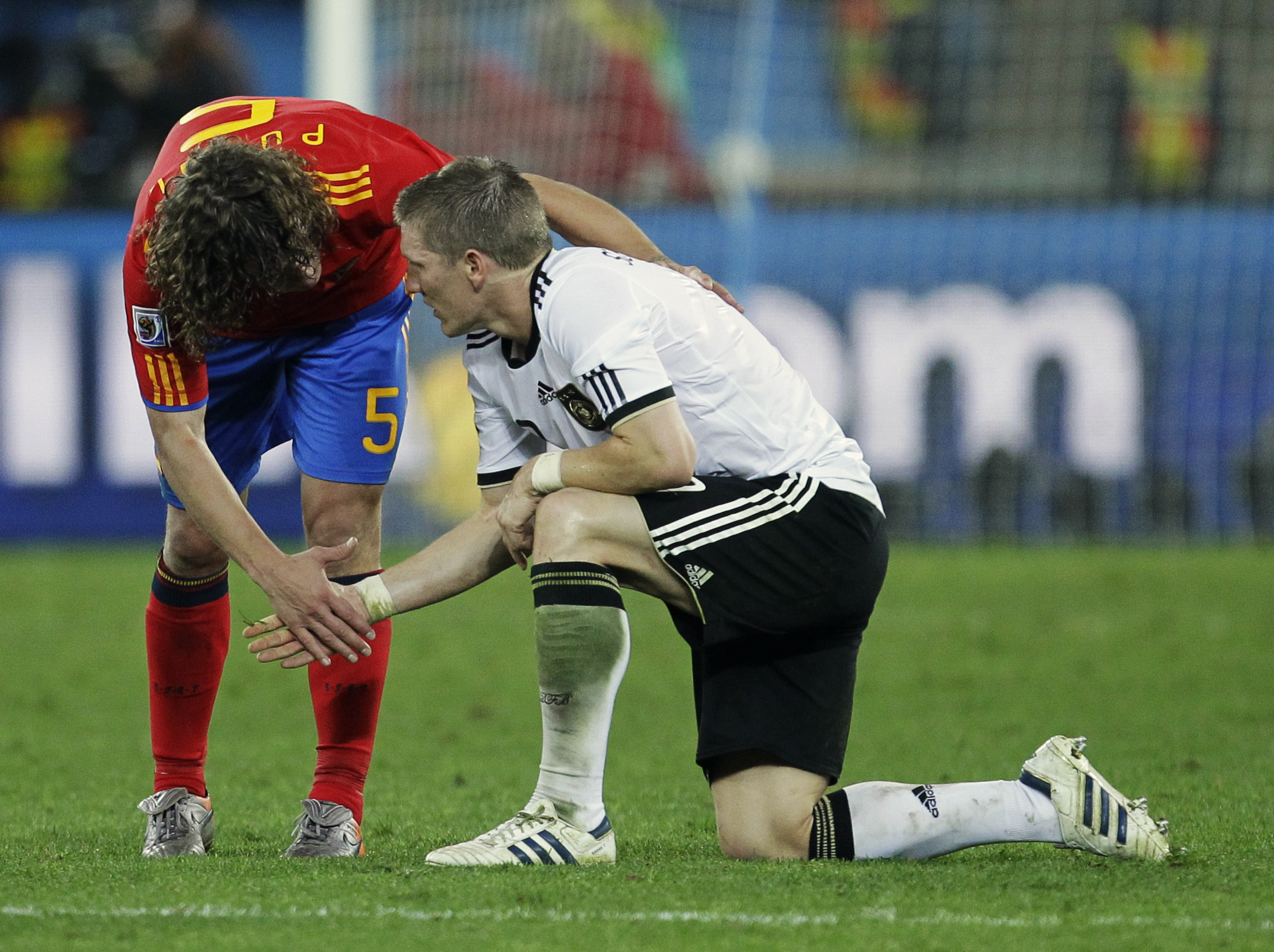 Puytol tröstar Schweinsteiger. Puytol tröstar Schweinsteiger.