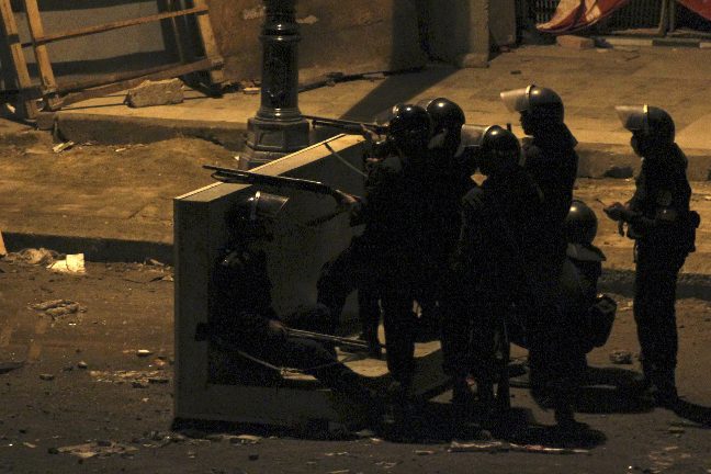 Militären skyddade demonstranterna i mörkret. 