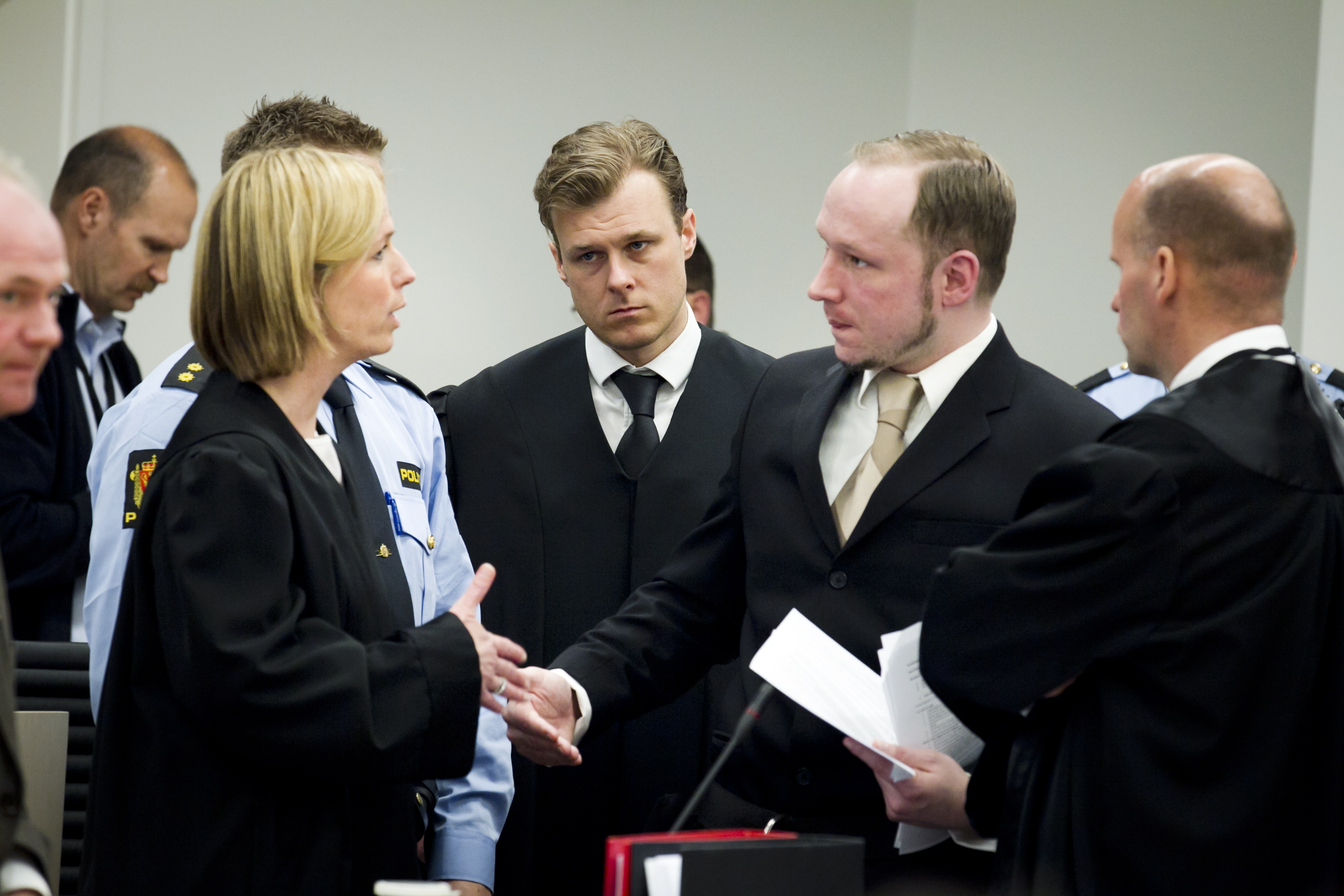 Åklagare Inga Bejer Engh talar med Anders Behring Breivik, flankerad av advokaterna Tord Jordet och Geir Lippestad. 