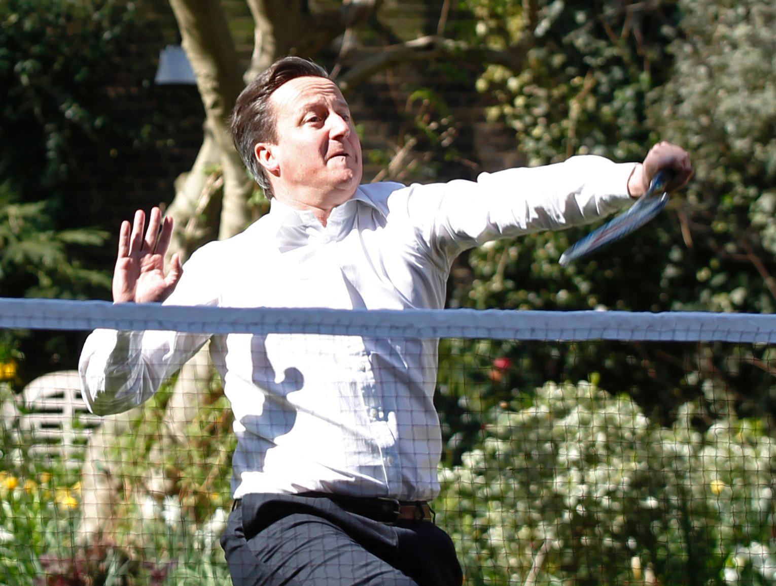 Cameron kämpar med balansen, att spela badminton i kostym är nog kanske inget att föredra?