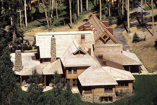 Under sitt hus i Colorado har Tom Cruise byggt en bunker för hundra miljoner kronor. Där skulle familjen ta skydd när jorden går under. 