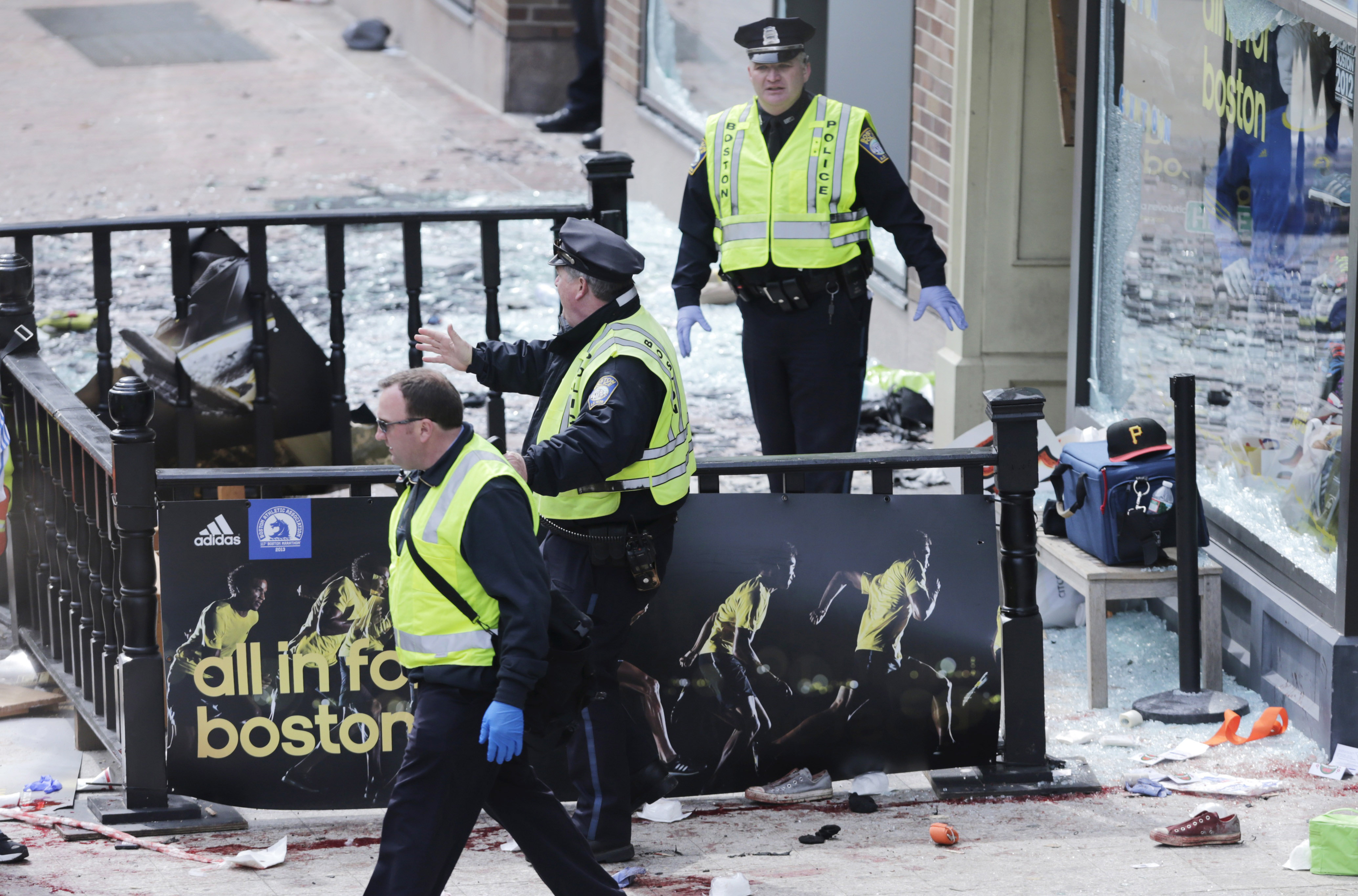 Enligt amerikanska media ska det ligga bortsprängda kroppsdelar på området för explosionerna. Enligt amerikanska media ska det ligga bortsprängda kroppsdelar på området för explosionerna.