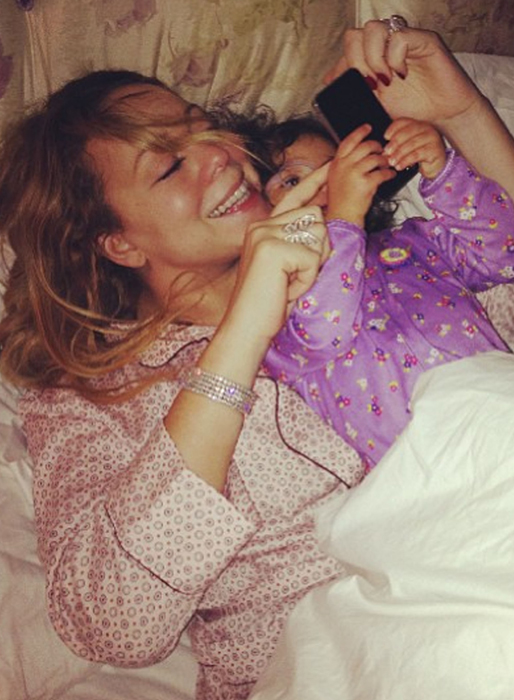 Mariah Carey twittrar med sin dotter. Mariah Carey twittrar med sin dotter.