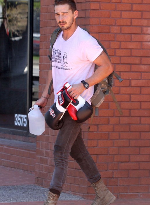 Shia LaBeouf är på väg till gymmet för att boxas. Shia LaBeouf är på väg till gymmet för att boxas.