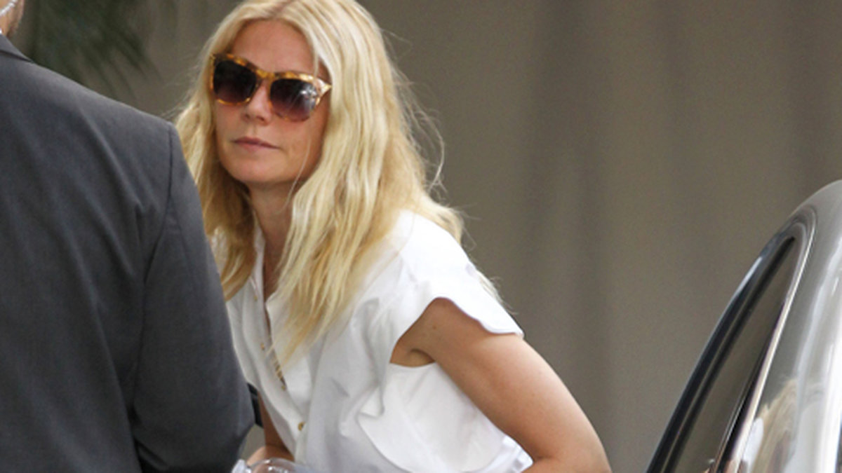 Gwyneth Paltrow inviger våren i en vit byxdress. 