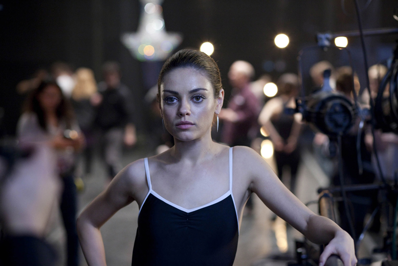 Mila Kunis kände sig som "bara skinn och ben" när hon porträtterade den svarta svanen i "Black Swan" med endast 43 kg under bältet. Mila Kunis kände sig som "bara skinn och ben" när hon porträtterade den svarta svanen i "Black Swan" med endast 43 kg under bältet.