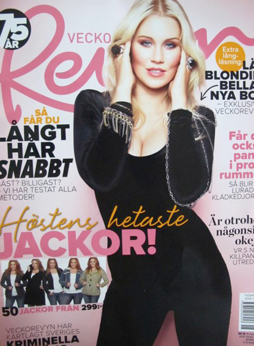 Blondinbella i tajt svart och extra höga kindben. Blondinbella i tajt svart och extra höga kindben.