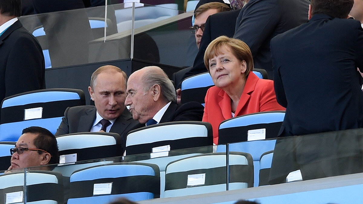 Joseph Blatter med Vladimir Putin och Angela Merkel. 