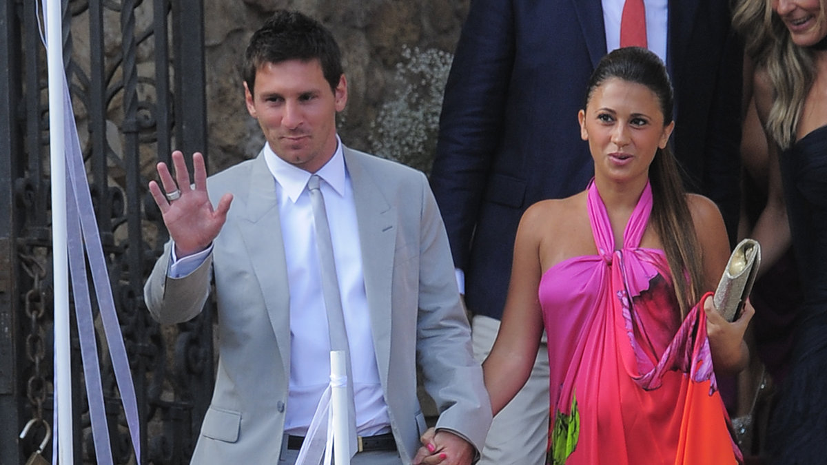 Lionel Messi och hans flickvän Antonella Roccuzzo har blivit föräldrar.