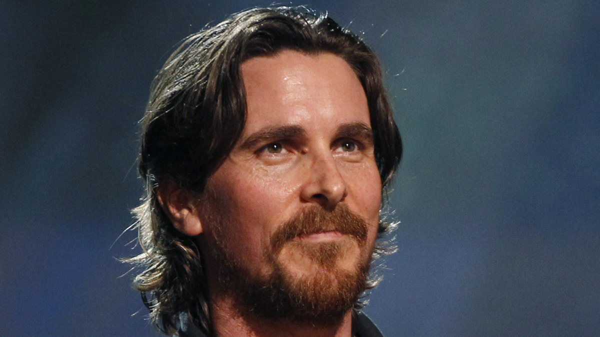 Christian Bale gillar att läxa upp sina kvinnliga assistenter tills de gråter. Vid ett tillfälle ska han också ha uppmanat en av sina assistenter att döda ett fan med en skruvmejsel. 