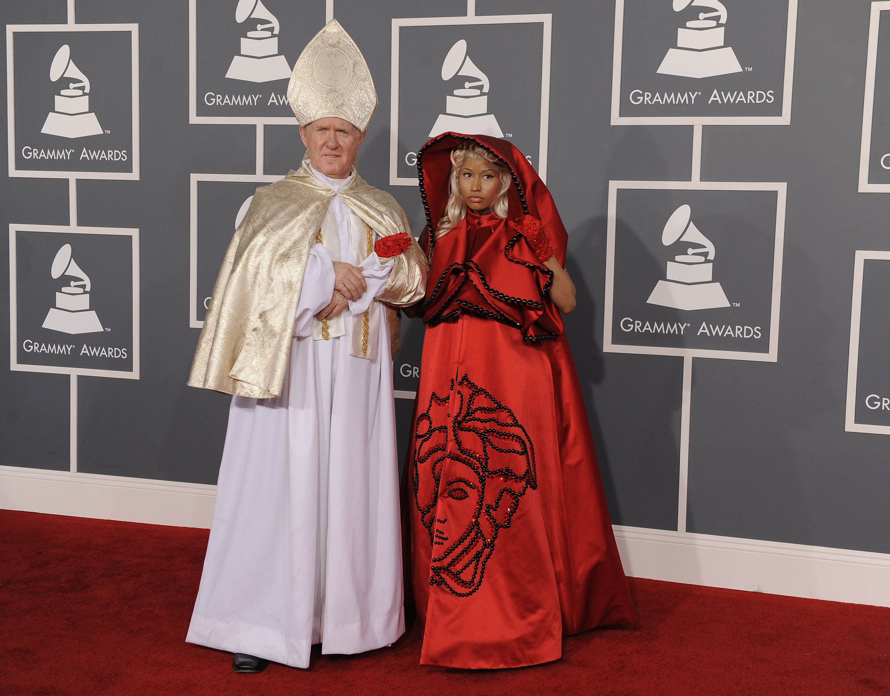 På Grammy Awards fann vi... rödluvan? Djävulen? Tillsammans med en man utklädd till påve. Väldigt, väldigt konstigt.