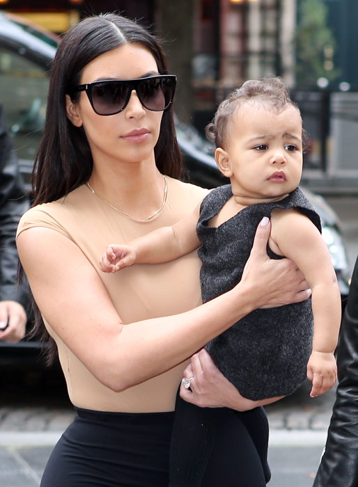 Kim Kardashian och lilla North West. Kim Kardashian och lilla North West.