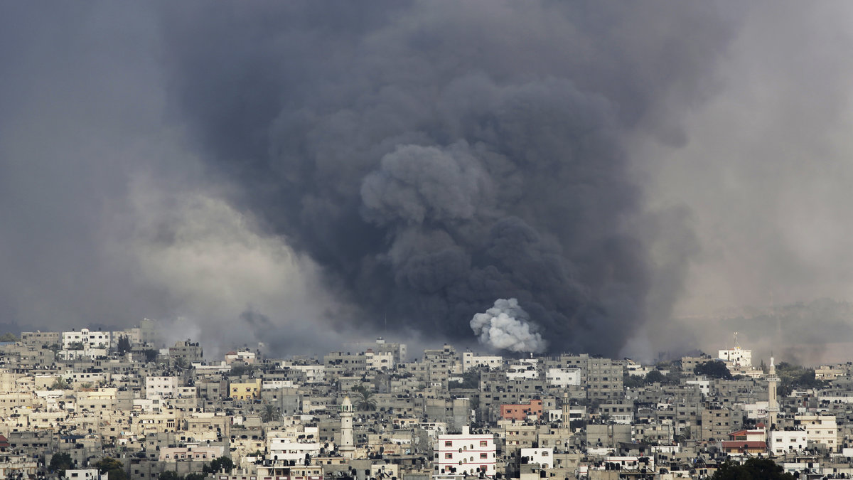 Israeliska bomber skapar kaos i centrala Gaza. 