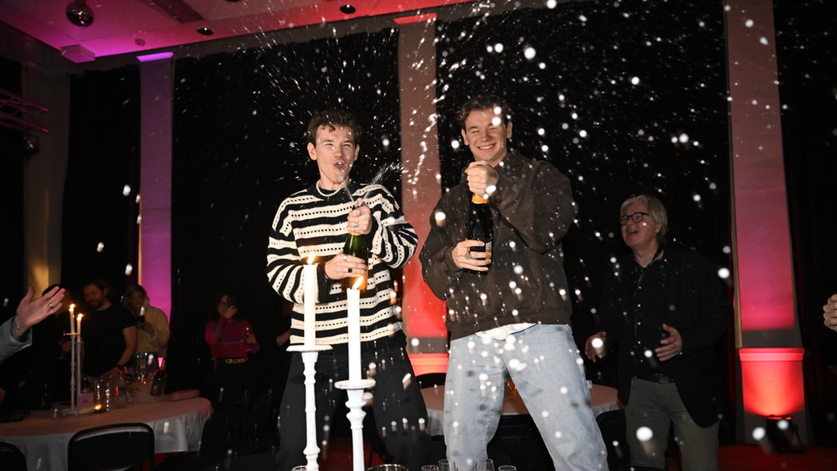 Marcus &amp; Martinus firade med champagnesprut på efterfesten i Lidköping.