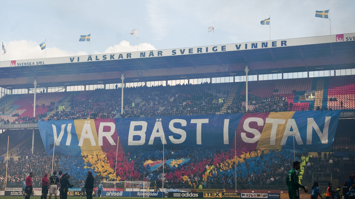 Inför tvillingderbyt 2010 var det Djurgården som låg innan AIK i tabellen, och det speglade tifot också. AIK hade en riktigt dålig säsong och Djurgården kunde vinna med 2–1.