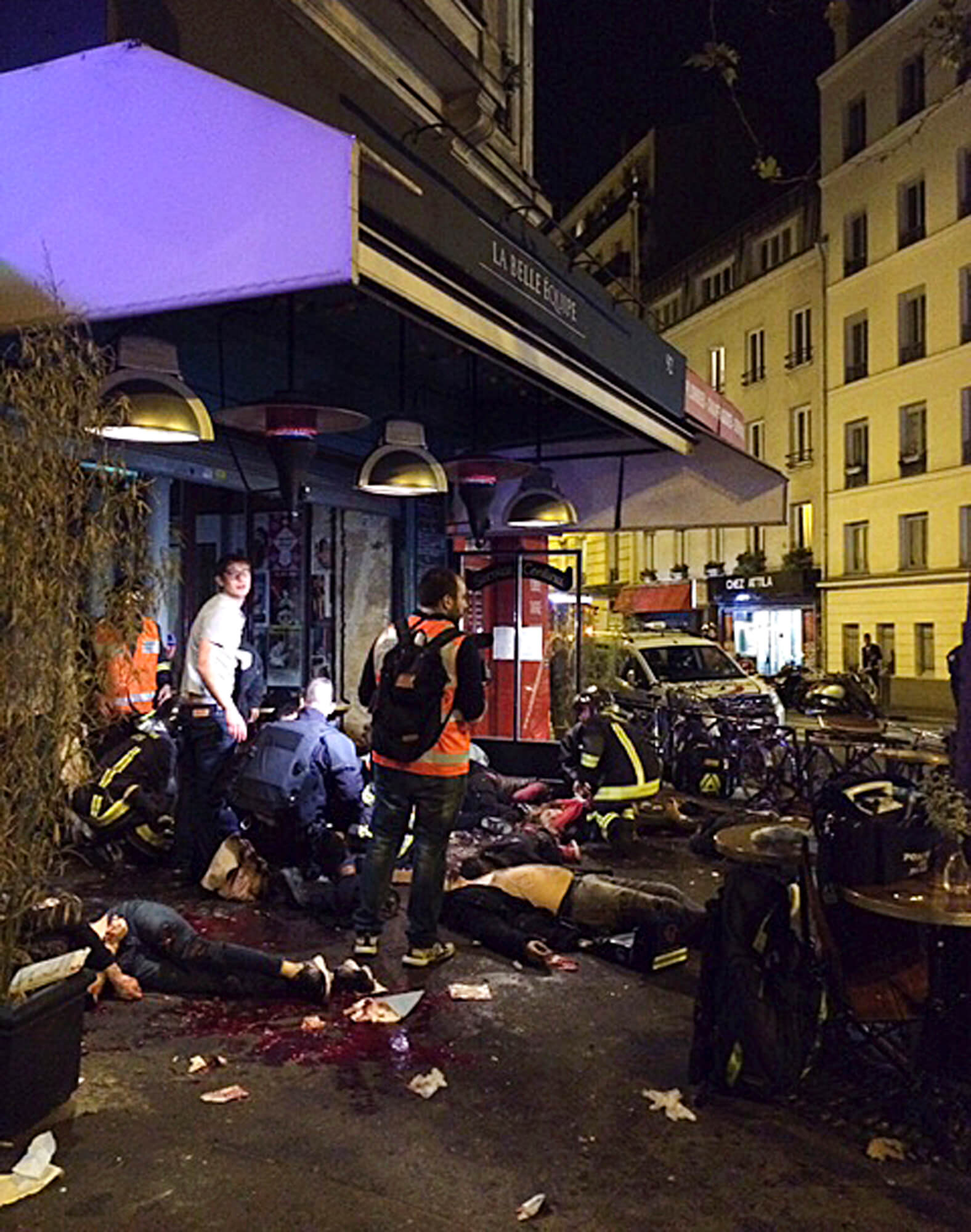 Offer utanför restaurangen La Bell Equipe i Paris Offer utanför restaurangen La Bell Equipe i Paris