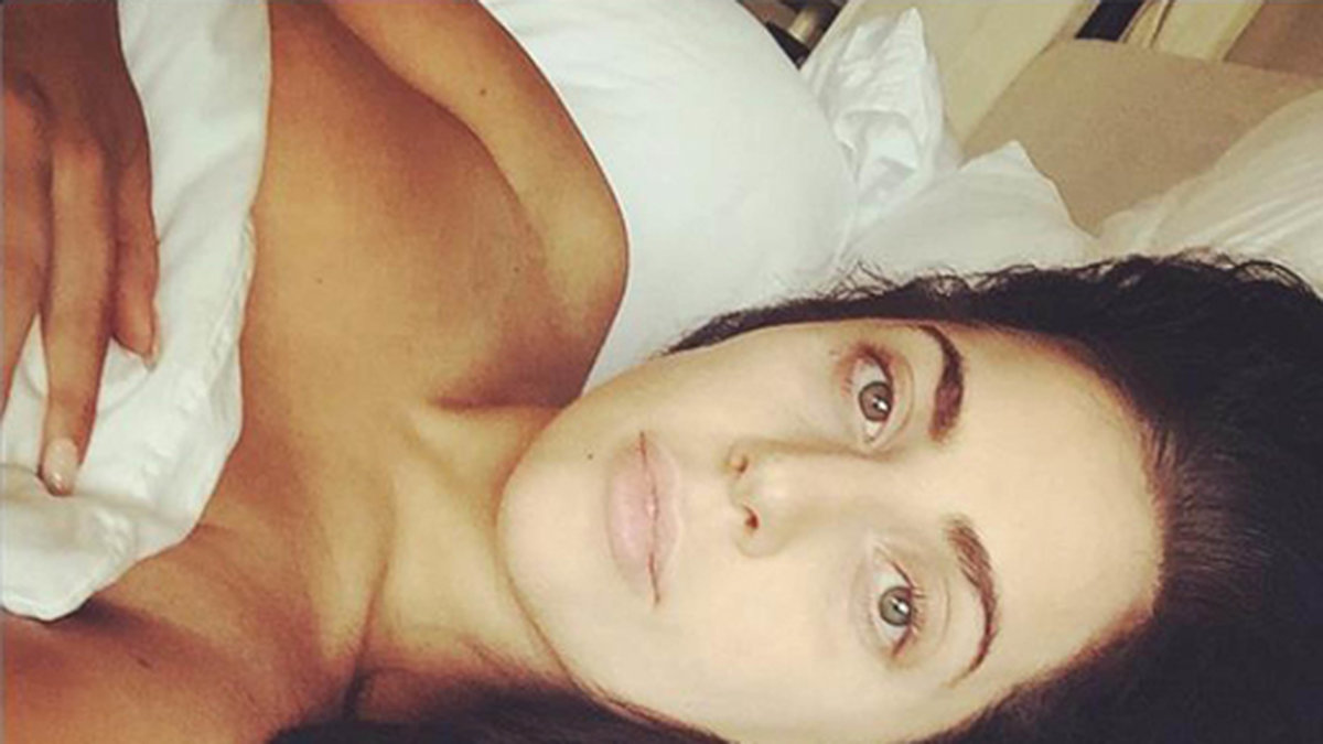 Lady Gaga tar en selfie i sängen. 